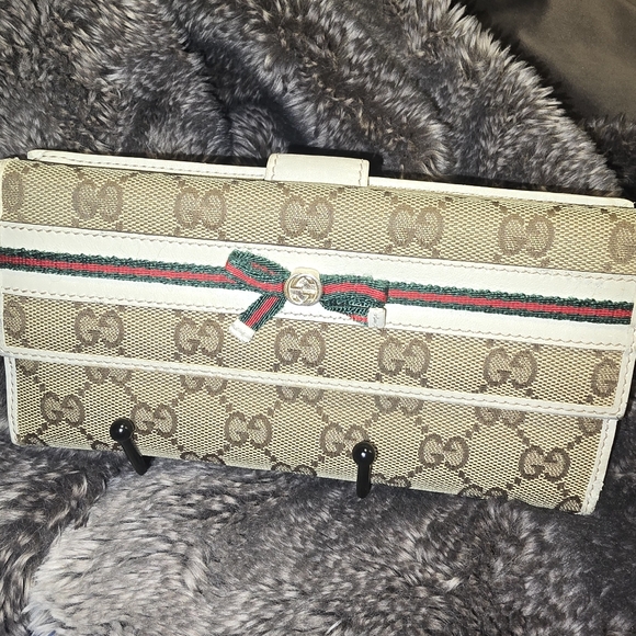 Gucci Mayfair GG Snap Wallet - Picture 1 of 13